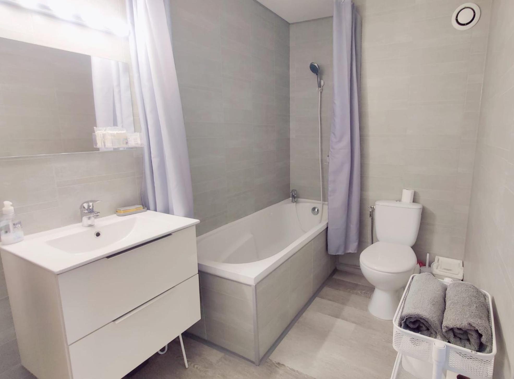 Chez Lora Sdb Wc Prive Frigo Netflix Clim Docks Homestay